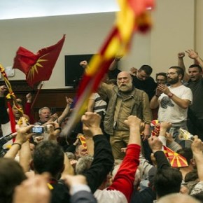 Μαζικές συλλήψεις στα Σκόπια- Η αντιπολίτευση κλείνει τους δρόμους με&nbsp;αυτοκίνητα