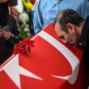 ΕΔΕ για τον αξιωματικό του ΠΝ Λεωνίδη που φίλησε την τουρκική σημαία&nbsp;(video)