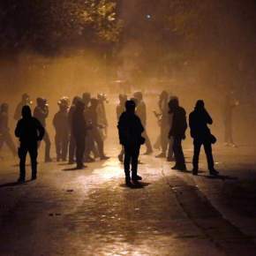 Γερμανοί και Γάλλοι ανάμεσα στους 16 συλληφθέντες για επεισόδια στα Εξάρχεια – Μια τραυματίας από&nbsp;φωτοβολίδα