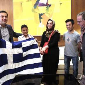 Στο Μαξίμου ο 11χρονος Αμίρ – μία ελληνική σημαία του δώρισε ο&nbsp;πρωθυπουργός