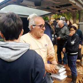 Μαζική διανομή ζεστού φαγητού και πόσιμου νερού στους πλημμυροπαθείς της Μάνδρας! Μόνο η Χρυσή Αυγή στο πλευρό των κατοίκων –&nbsp;ΒΙΝΤΕΟ