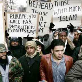 Η Ευρώπη στο έλεος της πολυπολιτισμικότητας – Παράνομοι μετανάστες επιτίθενται στη Δανή υπουργό Μετανάστευσης!&nbsp;(βίντεο)