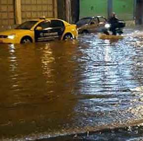 «Βουλιάζει» η Αθήνα – Αυτοκίνητα «κολυμπάνε» στο Κερατσίνι (βίντεο,&nbsp;εικόνες)