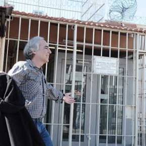 Στην αποφυλάκιση του Δημήτρη Κουφοντίνα ο γιος του Προέδρου της Βουλής (φωτό,&nbsp;βίντεο)