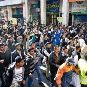 Ρατσιστική επίθεση πακιστανών σε Έλληνες οπαδούς – Τα ΜΑΤ έσωσαν τους λαθρομετανάστες! ΒΙΝΤΕΟ