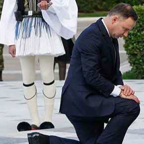 Ο Πολωνός πρόεδρος γονάτισε στον Άγνωστο Στρατιώτη και η ΕΡΤ τον μπέρδεψε με τον νεκρό&nbsp;Κατσίντσκι