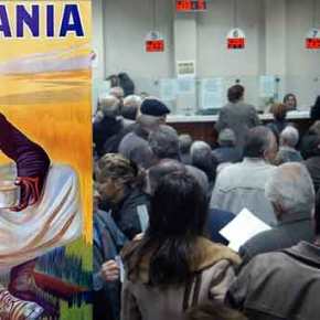 Χώρα Μπανανία: Οι Έλληνες στα γκισέ να πληρώσουν τους εξοντωτικούς φόρους υπό την απειλή της κατάσχεσης και οι αλλοδαποί κάνουν… πάρτι με το κοινωνικό&nbsp;μέρισμα