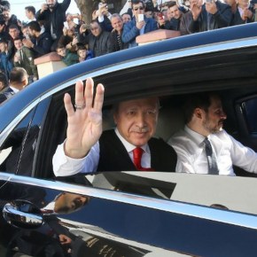 ΠΟΤΑΜΟΣ ΠΡΟΚΛΗΣΕΩΝ ΑΠΟ ΤΟΝ ΕΡΝΤΟΓΑΝ KAI ΣΤΗΝ ΚΟΜΟΤΗΝΗ&nbsp;(PHOTOS)