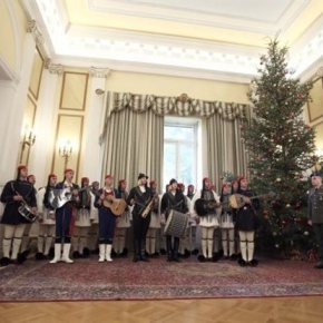 Οι Εύζωνες έψαλαν τα κάλαντα στον Πρόεδρο της&nbsp;Δημοκρατίας