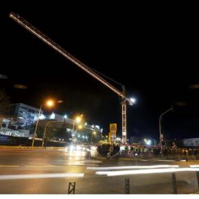 Θεσσαλονίκη: Φωταγωγήθηκαν για τα Χριστούγεννα τρεις μεγάλοι γερανοί σε εργοτάξια του&nbsp;μετρό