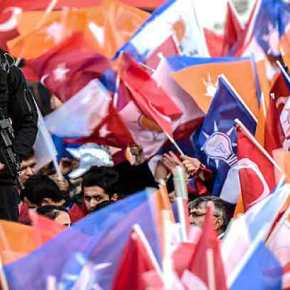 ΜΟΙΡΑΖΕΙ ΟΠΛΑ ΣΤΟΥΣ ΟΠΑΔΟΥΣ ΤΟΥ ΓΙΑΤΙ&nbsp;ΦΟΒΑΤΑΙ…