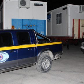 ΛΕΣΒΟΣ: ΣΤΑ ΑΚΡΑ ΜΕ ΜΟΥΖΑΛΑ – ΚΑΤΟΙΚΟΙ ΑΠΕΚΛΕΙΣΑΝ ΤΑ ΚΟΝΤΕΙΝΕΡ ΠΟΥ ΕΣΤΕΙΛΕ Ο ΥΠΟΥΡΓΟΣ ΓΙΑ ΤΗ ΣΤΕΓΑΣΗ&nbsp;ΜΕΤΑΝΑΣΤΩΝ