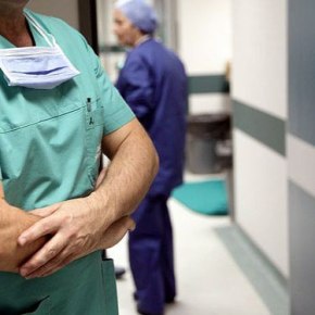 Αγριο ξύλο μέσα σε νοσοκομείο: Αφηνιασμένος Αλβανός έσπασε το πόδι&nbsp;γιατρού!