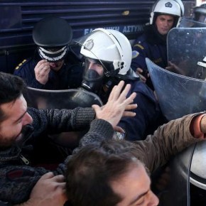 ΤΟ ΠΑΜΕ «ΕΚΑΨΕ» ΤΟ ΚΕΝΤΡΟ ΤΗΣ ΑΘΗΝΑΣ: ΞΥΛΟ ΣΤΗ ΒΟΥΛΗ, ΧΗΜΙΚΑ ΣΤΟ ΜΑΞΙΜΟΥ&nbsp;(VIDEO/PHOTOS)