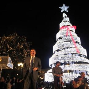 Σύνταγμα: Λαμπερή η φωταγώγηση του χριστουγεννιάτικου δέντρου