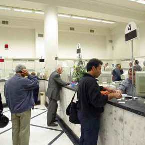 Σπάνε τον «κουμπαρά» για να πληρώσουν&nbsp;φόρους