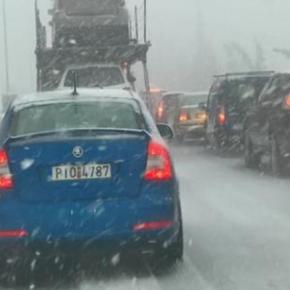 Χάος στην εθνική οδό Αθηνών – Λαμίας, δίπλωσαν&nbsp;νταλίκες