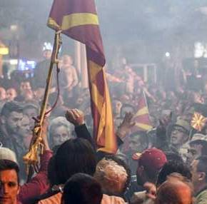 Υπό διάλυση τα Σκόπια: Οι Σλάβοι απειλούν με πόλεμο τους Αλβανούς! – «Μόνο με το σπαθί στο χέρι θα έρθει&nbsp;δικαιοσύνη»