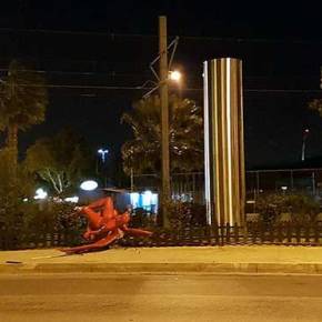 Θεία Δίκη; – Οι ισχυροί άνεμοι «κατεδάφισαν» τον κόκκινο «έκπτωτο άγγελο» του Παλαιού Φαλήρου&nbsp;(εικόνες)