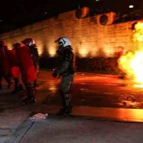 Άγριες συγκρούσεις διαδηλωτών και ΜΑΤ έξω από τη Βουλή [εικόνες &&nbsp;βίντεο]