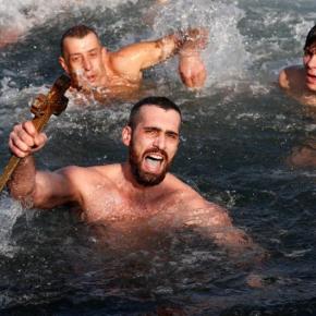 Θεοφάνεια στο Φανάρι: Βούτηξαν στον Κεράτιο, έπιασαν το Σταυρό κι έψαλλαν τον Εθνικό&nbsp;Ύμνο