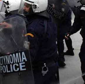 «Μπρα-ντε-φερ» κυβέρνησης-αστυνομικών για τους πλειστηριασμούς: Δεν θα ξεσπιτώσουμε εμείς τους&nbsp;Ελληνες