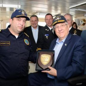 Ο πρόεδρος του Ισραήλ με τον ΥΕΘΑ στο σημείο που έγινε η ναυμαχία της Σαλαμίνας –&nbsp;ΦΩΤΟ