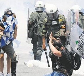 «Σκουπίδι» με κουκούλα τρώει «το ξύλο της χρονιάς του» στο Ωραιόκαστρο μόλις φωνάζει «Γα…ώ την Ελλάδα&nbsp;σας»