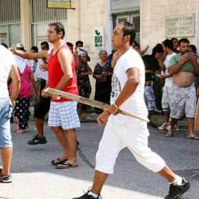 40 ρομά επιτέθηκαν σε ταξιτζή στην Λάρισα και έβριζαν την Ελλάδα! Το θύμα δεν αναγνώρισε τους δράστες από τον φόβο&nbsp;αντιποίνων