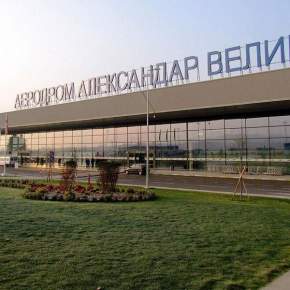 Σκόπια: Ξηλώνουν άμεσα τις παλιές πινακίδες σε αεροδρόμιο, εθνική&nbsp;οδό