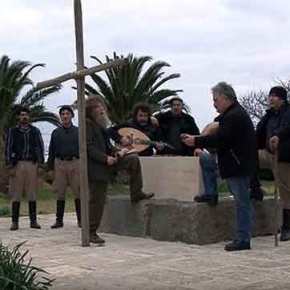 Σείεται η Κρήτη: Εφιπποι Κρητικοί τραγουδούν στον τάφο του Καζαντζάκη και γεμίζουν τα πλοία – Οι αλογατάρηδες ετοιμάζονται για νέο&nbsp;Θέρισο