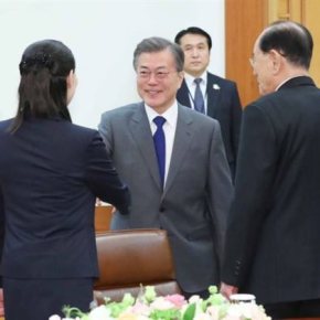 Ο Κιμ Γιονγκ Ουν προσκάλεσε στην Πιονγκγιάνγκ τον νοτιοκορεάτη πρόεδρο&nbsp;Μουν