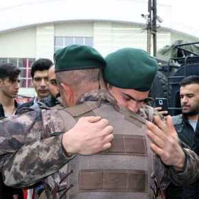 Ολοι εναντίον όλων: Βομβαρδίζονται όλοι οι εμπλεκόμενοι στην Συρία – Ξέσπασαν σε κλάματα οι ειδικές δυνάμεις του&nbsp;Ερντογάν!