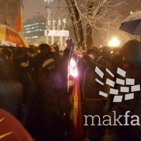 Σκόπια: Οι Σλάβοι έκαψαν την ελληνική σημαία μπροστά στο&nbsp;Κοινοβούλιο