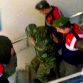 Εξευτελισμός: Δείτε τους Ελληνες αιχμαλώτους στο τουρκικό Στρατοδικείο της Ανδριανούπολης να τους σέρνουν σαν&nbsp;κακοποιούς