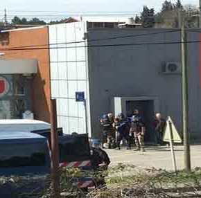 Δύο νεκροί από πυροβολισμούς τζιχαντιστή σε σουπερμάρκετ στην Γαλλία – Κρατάει ομήρους&nbsp;(upd)