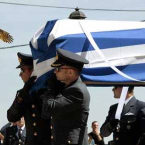 Η χήρα του ήρωα σμηναγού Γ. Μπαλταδώρου ψάλλει πάνω από το φέρετρο τον Εθνικό Ύμνο&nbsp;(βίντεο)