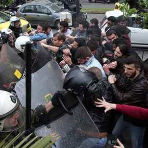 Eπεισόδια στο αντιπολεμικό συλλαλητήριο – Επιχείρησαν να ρίξουν το άγαλμα του Τρούμαν&nbsp;(φώτο-βίντεο)
