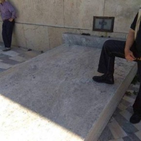 Αίσχος: Συνδικαλιστής πατά εκεί που έπρεπε να προσκυνά – Στο μνημείο του Άγνωστου&nbsp;Στρατιώτη