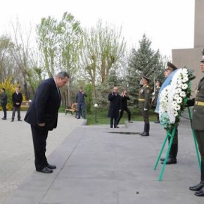 Αρμενία: Ο Π. Καμμένος ήταν ο πρώτος ξένος υπουργός Άμυνας που τίμησε το Πάνθεον των&nbsp;Ηρώων