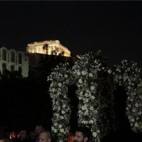 Τουρίστες παρακολουθούν τον Επιτάφιο κάτω από την&nbsp;Ακρόπολη