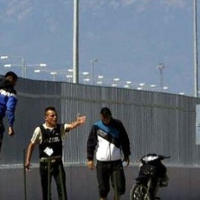 Πάτρα: Δεκάδες αλλοδαποί έκαναν έφοδο στο λιμάνι-Οπλοφορούν ανεξέλεγκτοι&nbsp;(βίντεο)