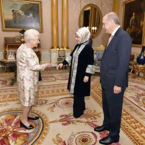 Όταν ο Ερντογάν συνάντησε τη Βασίλισσα Ελισάβετ – Η μόνη λέξη που κατάφερε να της πει .Διαδηλώσεις στο Λονδίνο – «Δεν είσαι ευπρόσδεκτος εδώ» έγραφαν τα πλακάτ για τον Τούρκο&nbsp;Πρόεδρο