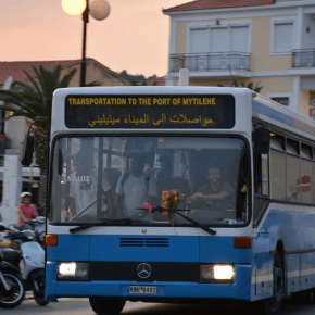 Εικόνα σοκ – Με αραβική ταμπέλα κυκλοφορούν τα λεωφορεία στην Μυτιλήνη – Εκτός ελέγχου η&nbsp;κατάσταση