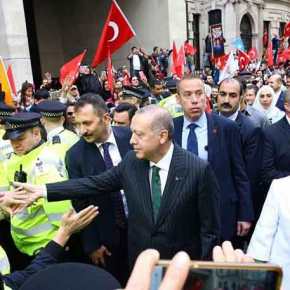 Σόου Ερντογάν και στο Λονδίνο – Έστησαν αποθεωτική υποδοχή με ουρλιαχτά και selfies – «Ξέχασαν» το&nbsp;tamam