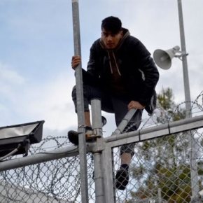 Χάος στη Μυτιλήνη – Αιματηρή έξοδος προσφύγων από τη&nbsp;Μόρια