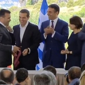 O Ζόραν Ζάεφ χάρισε την γραβάτα του στον&nbsp;Τσίπρα