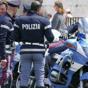 ΣΤΗΝ ΙΤΑΛΙΑ ΟΙ ΑΣΤΥΝΟΜΙΚΟΙ ΑΝΤΙ ΓΙΑ ΔΑΚΡΥΓΟΝΑ ΕΒΓΑΛΑΝ ΤΑ ΚΡΑΝΗ ΤΟΥΣ ΕΜΠΡΟΣ ΣΤΟΝ ΛΑΟ&nbsp;(βίντεο)