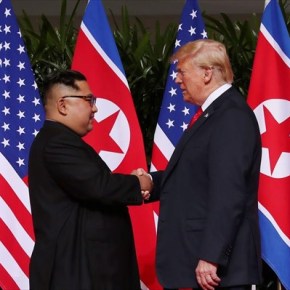 Σε εξέλιξη η ιστορική συνάντηση Τραμπ – Κιμ.«Θα αποκτήσουμε μια εξαίρετη σχέση» είπε ο Τραμπ – «Είναι μεγάλη μου ικανοποίηση που σας συναντώ» ανέφερε ο&nbsp;Κιμ