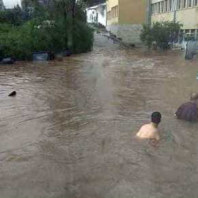 Φωτογραφία-σοκ: «Κολυμπούν» έξω από το νοσοκομείο&nbsp;«Σωτηρία»